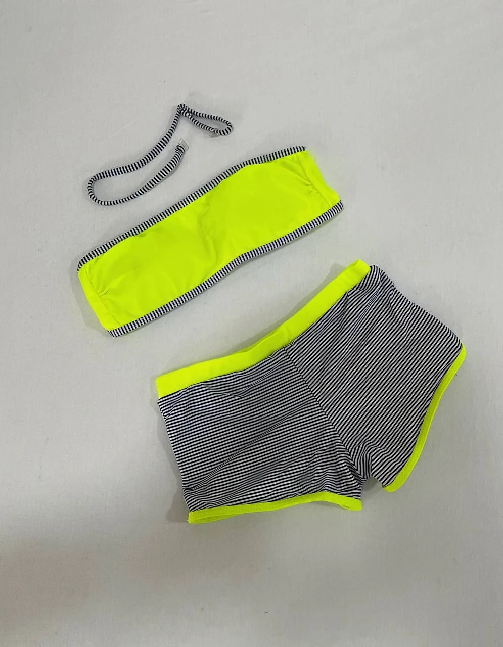 Kız Çocuk Neon Sarı Siyah Çizgili Şortlu 4-12 Yaş Straplez Bikini Takım HZL24S-LC9034
