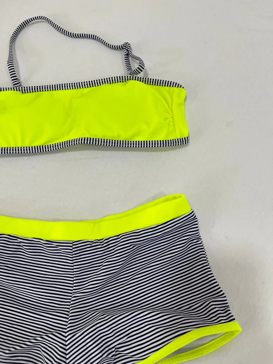 Kız Çocuk Neon Sarı Siyah Çizgili Şortlu 4-12 Yaş Straplez Bikini Takım HZL24S-LC9034