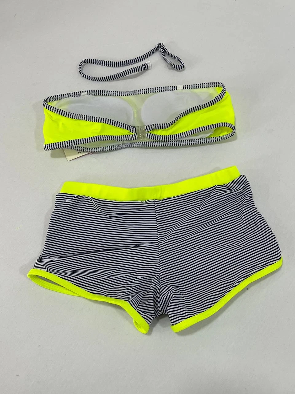 Kız Çocuk Neon Sarı Siyah Çizgili Şortlu 4-12 Yaş Straplez Bikini Takım HZL24S-LC9034