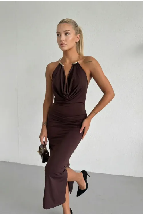 Kadın Kahverengi Boyundan Aksesuarlı Yandan Yırtmaçlı Midi Boy Sandy Elbise HZL26S-FRY123841