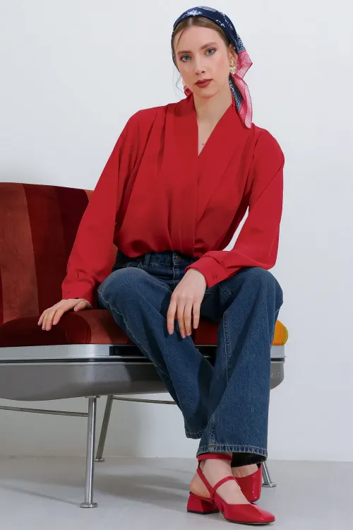 Kadın Kırmızı Kruvaze Yaka Dökümlü Saten Bluz 0492