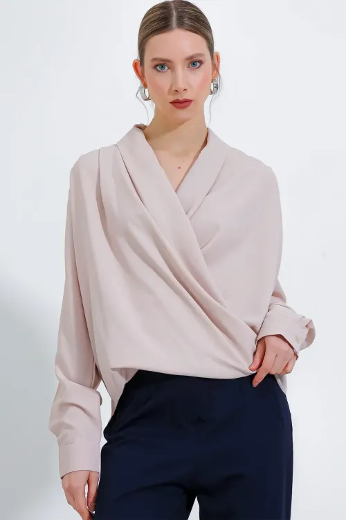 Kadın Krem Kruvaze Yaka Dökümlü Saten Bluz 0492