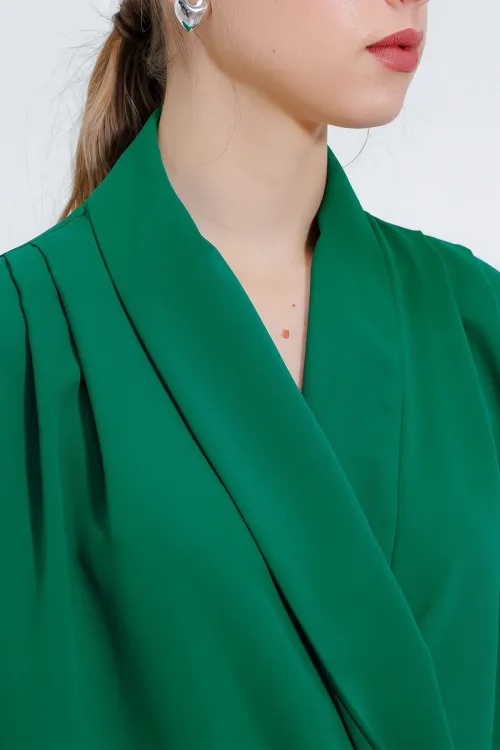 Kadın Zümrüt Yeşili Kruvaze Yaka Dökümlü Saten Bluz 0492