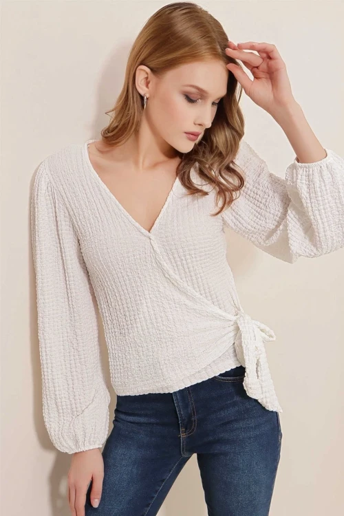 Kadın Beyaz Dokulu Anvelop Yaka Kuşaklı Trend Rahat Örme Bluz HZL23W-BD104411