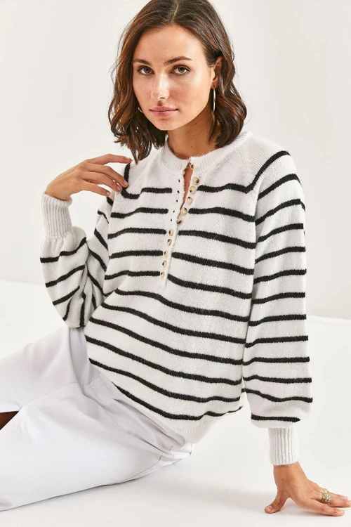 Kadın Beyaz Hafif Balon Kol Çizgili Düğmeli Yaka Triko Kazak HZL23W-BD1101491