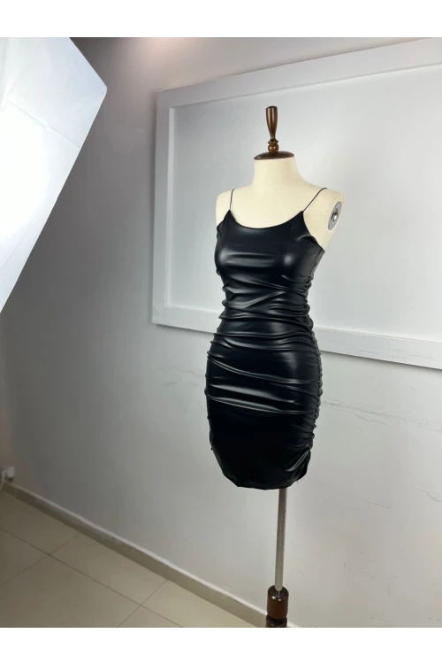 Kadın Siyah Askılı Drape Detaylı Suni Deri Mini Elbise HZL24S-FRY121711