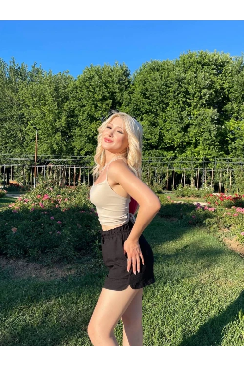 Kadın Siyah Beli Lastikli Yırtmaç Detaylı Cepli Keten Şort HZL24S-ZK11071