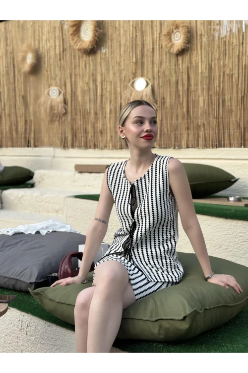 Kadın Siyah Beyaz Çizgili Önü Bağlamalı Bluzlu Etekli Triko Takım HZL24S-ZK10271