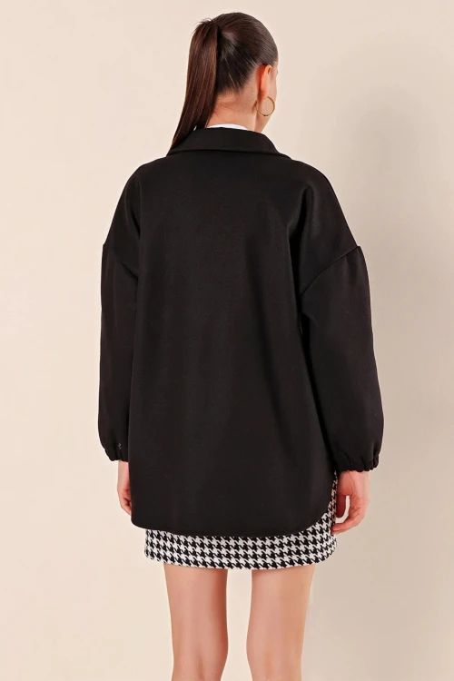 Kadın Siyah Cepli Düğme Kapamalı Geniş Kalıp Ceket HZL23W-BD106741