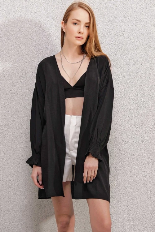 Kadın Siyah Kolu Fırfır Detaylı Lastikli Salaş Kimono HZL23S-BD158821