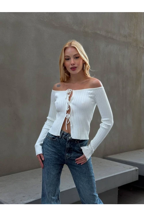 Kadın Beyaz Önden Bağlamalı Madonna Yaka Crop Bluz HZL25W-ZK10331