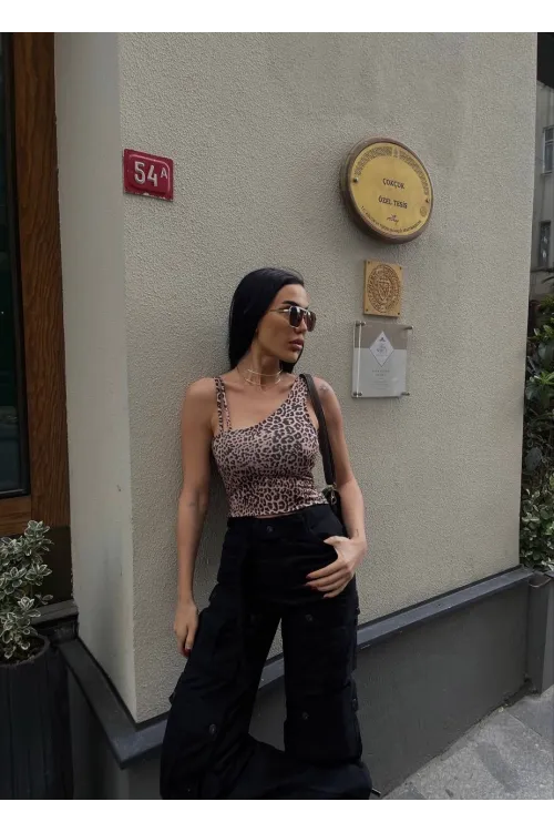 Kadın Leopar Desenli Çift Askılı Tek Kol Crop Bluz HZL24S-ZK11011