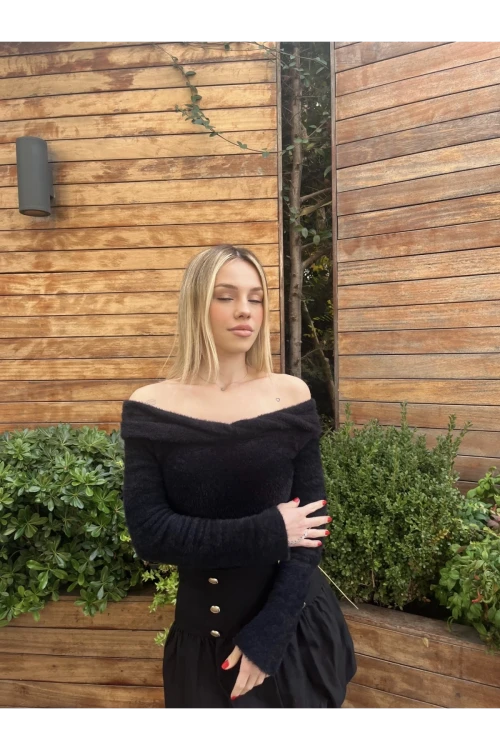 Kadın Siyah Madonna Yaka Peluş Kazak HZL25W-ZK10411