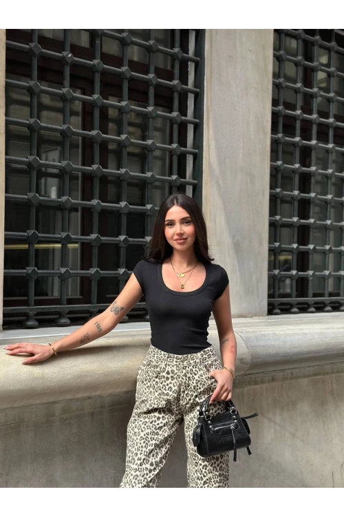 Kadın Siyah Oval Yaka T-Shirt HZL25S-ZK11681