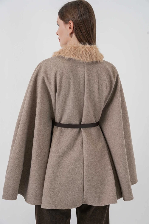 Kadın Bej Yakası Kürklü Düğmeli Kemerli Kaşe Panço HZL25W-BD191651