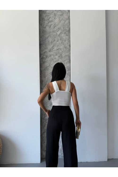 Kadın Beyaz Halter Yaka Metal Detaylı Şık Crop Bluz HZL25S-FRY123251