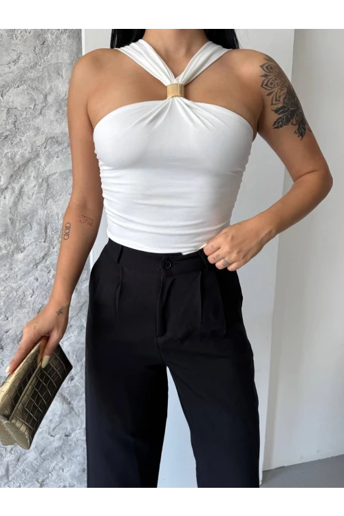 Kadın Beyaz Halter Yaka Metal Detaylı Şık Crop Bluz HZL25S-FRY123251