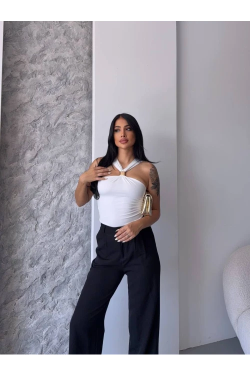 Kadın Beyaz Halter Yaka Metal Detaylı Şık Crop Bluz HZL25S-FRY123251