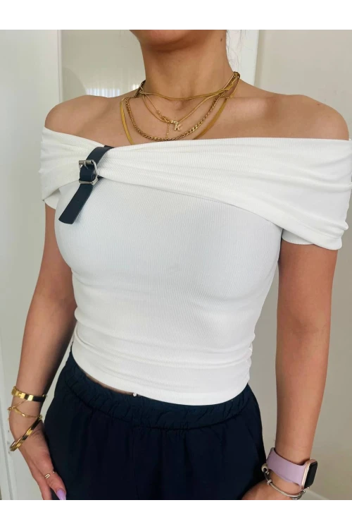 Kadın Beyaz Kemer Detaylı Madonna Yaka Bluz HZL25S-FRY123161