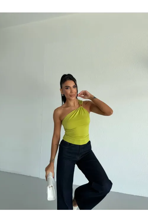 Kadın Fıstık Yeşili Tek Omuz Gold Metal Detaylı Sandy Bluz HZL26S-FRY123821