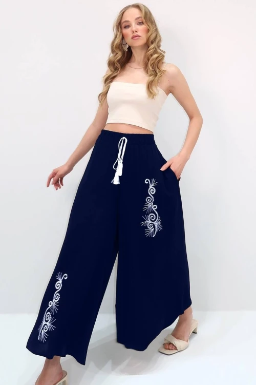 Kadın Lacivert Beli Lastikli Nakış Detaylı Bol Kesim Viskon Pantolon HZL25S-VM10301
