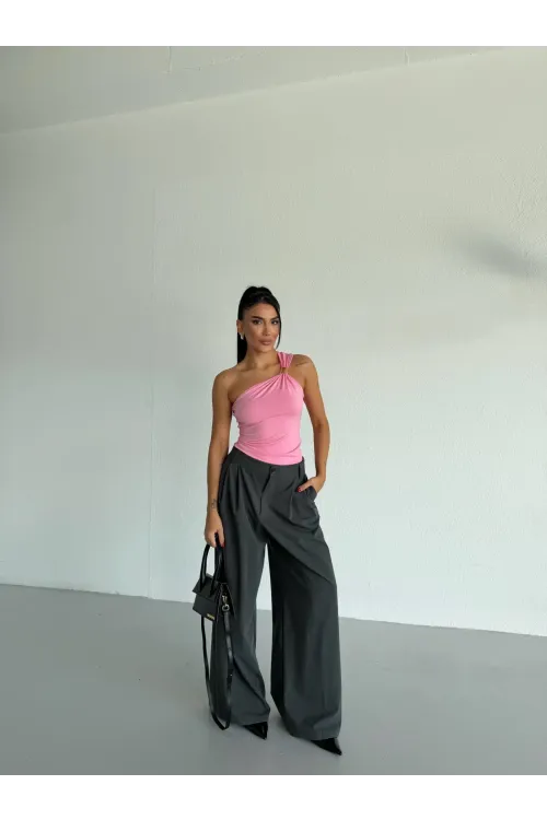 Kadın Pembe Tek Omuz Gold Metal Detaylı Sandy Bluz HZL26S-FRY123821