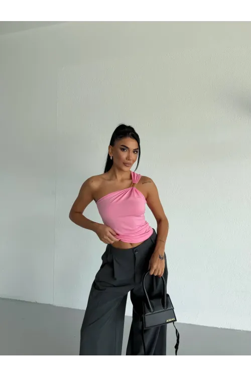 Kadın Pembe Tek Omuz Gold Metal Detaylı Sandy Bluz HZL26S-FRY123821