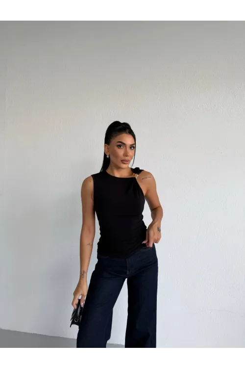 Kadın Siyah Bisiklet Yaka Gold Tokalı Omuz Detaylı Bluz HZL26W-FRY123761