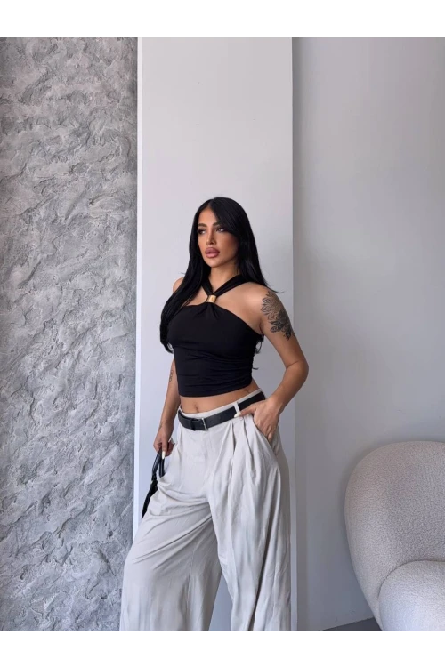 Kadın Siyah Halter Yaka Metal Detaylı Şık Crop Bluz HZL25S-FRY123251