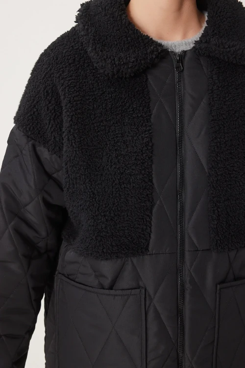 Kadın Siyah Peluş Detaylı İçi Astarlı Kapitone Şişme Mont HZL24W-BD151821