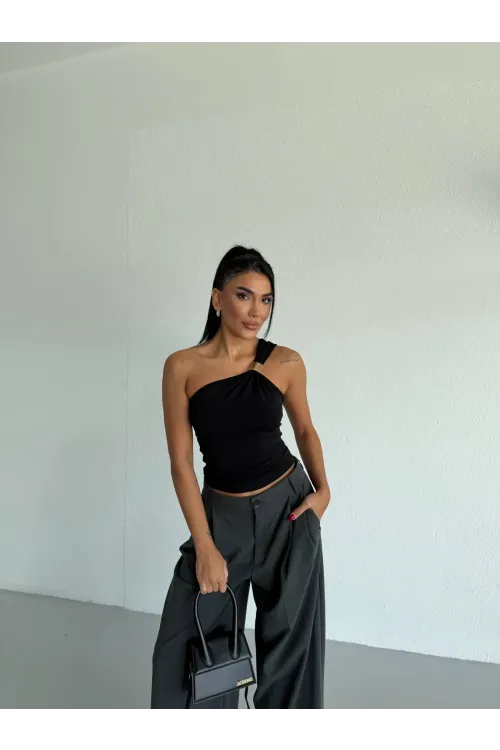 Kadın Siyah Tek Omuz Gold Metal Detaylı Sandy Bluz HZL26S-FRY123821