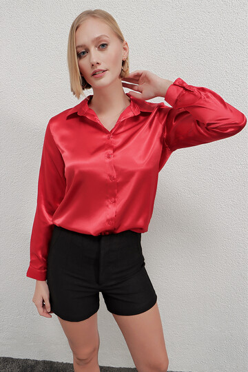 Kadın Kırmızı Hafif Dökümlü Saten Yüzeyli Gömlek HZL22W-BD139641