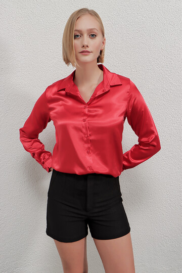 Kadın Kırmızı Hafif Dökümlü Saten Yüzeyli Gömlek HZL22W-BD139641