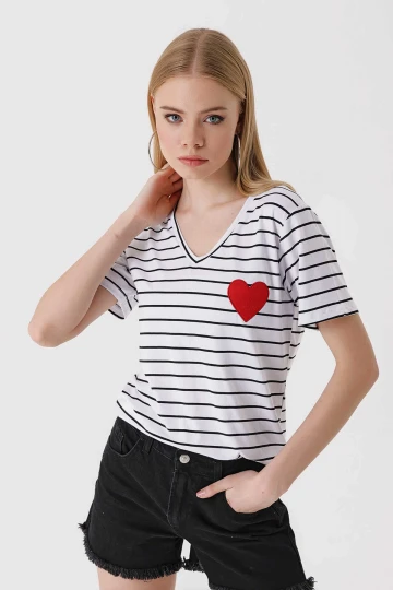 Kadın Kalp Desenli Beyaz V Yaka Düz Çizgili Rahat Kalıp Hafif Oversize T-shirt HZL23S-BD143041