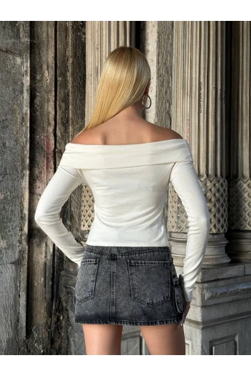 Kadın Beyaz Madonna Yaka  Düğme Detaylı Crop Bluz HZL25W-ZK11491