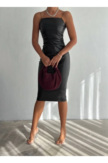 Kadın Siyah Askılı Yandan Drape Detaylı Suni Deri Elbise HZL24S-FRY122491