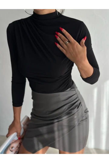 Kadın Siyah Omuz ve Beli Büzgülü Yarım Balıkçı Yaka Sandy Bluz HZL24W-FRY122451