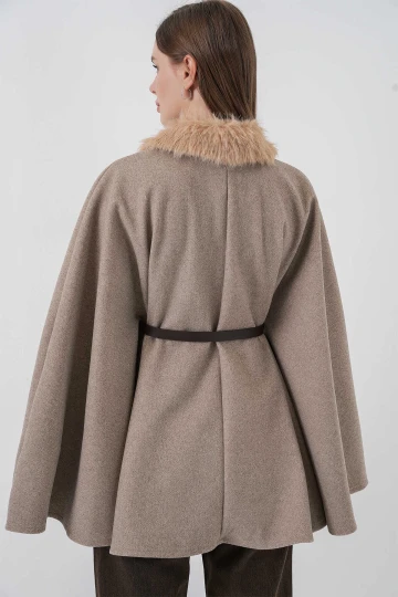 Kadın Bej Yakası Kürklü Düğmeli Kemerli Kaşe Panço HZL25W-BD191651