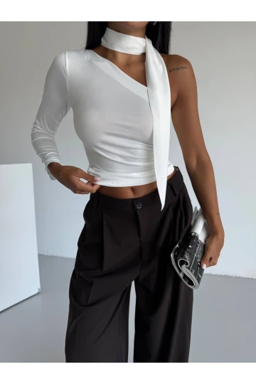 Kadın Beyaz Fularlı Sandy Kumaş Asimetrik Kesim Bluz HZL25S-FRY123371