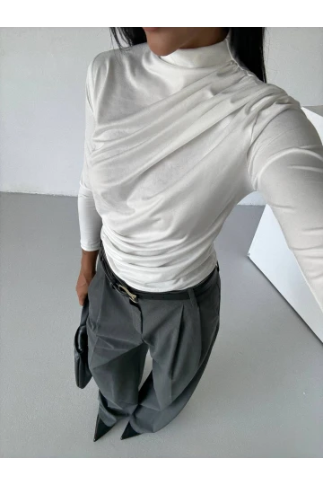 Kadın Beyaz Omuz ve Beli Büzgülü Yarım Balıkçı Yaka Sandy Bluz HZL24W-FRY122451