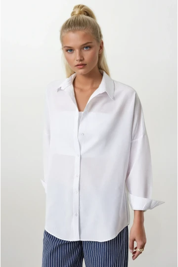Kadın Beyaz Oversize Uzun Basic Gömlek HZL22W-BD139001
