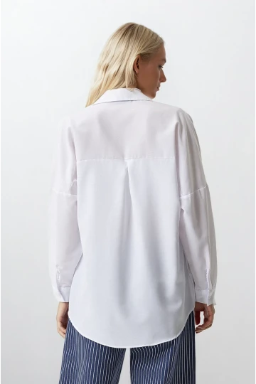 Kadın Beyaz Oversize Uzun Basic Gömlek HZL22W-BD139001