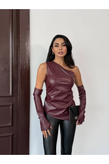 Kadın Bordo Tek Omuz Asimetrik Kesim Eldiven Detay Deri Bluz HZL25W-FRY123641