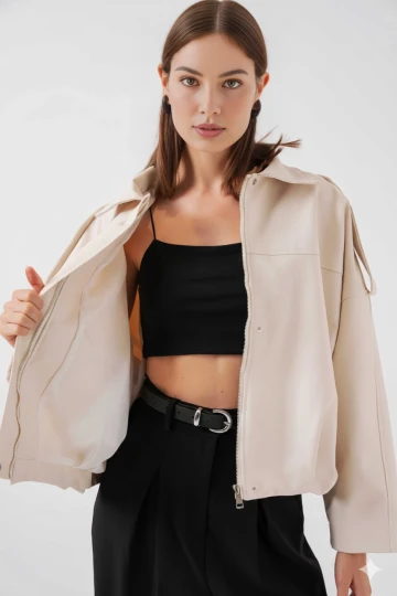 Kadın Ekru Oversize Fermuarlı ve Düğmeli Yandan Cepli Suni Deri Ceket HZL25W-BD110551