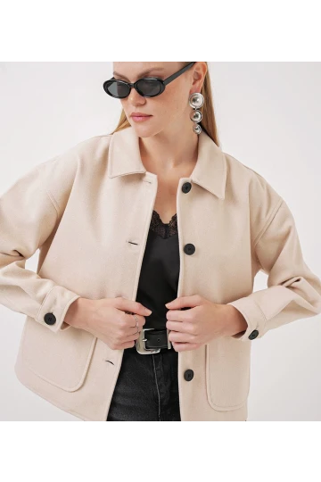Kadın Krem Düğmeli Cepli Kısa Kaşe Ceket HZL25W-BD107131
