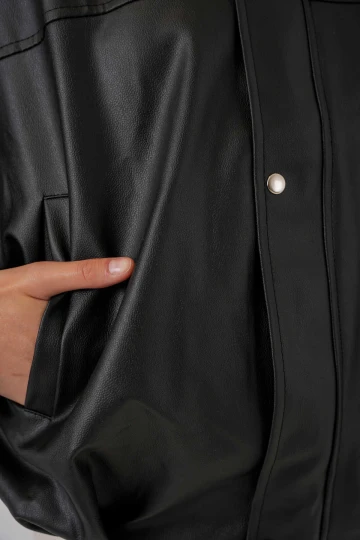 Kadın Siyah Oversize Fermuarlı ve Düğmeli Yandan Cepli Suni Deri Ceket HZL25W-BD110551