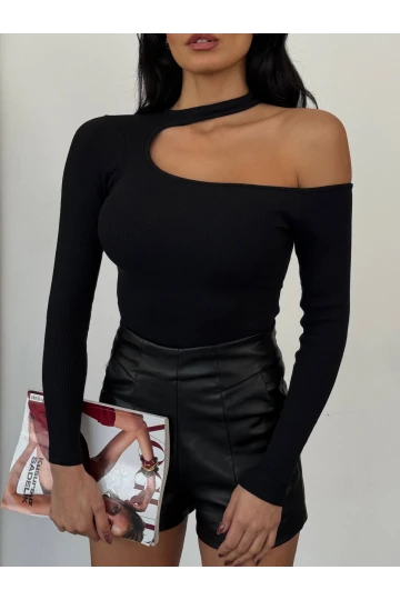 Kadın Siyah Tek Omuz Yırtmaç Detaylı Uzun Kollu Fitilli Kaşkorse Bluz HZL25W-FRY121531